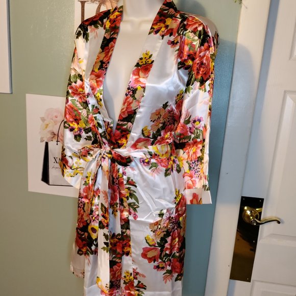 Women's Floral Kimono Satin Short Robe Size: M / L - Picture 5 of 13